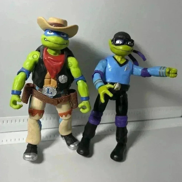 2022 TMNT Mutant Mayhem Donnie as Spock & Cowboy Leo unpackaged With Weapons - Picture 5 of 5